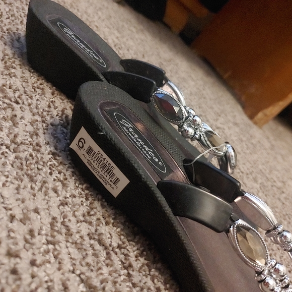 Hemmed Flip flop sandals - Picture 2 of 2